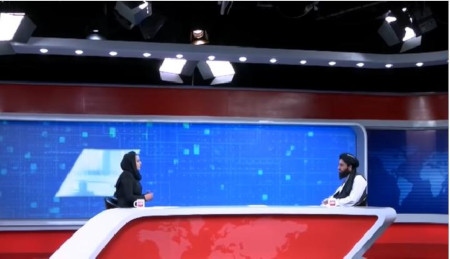 En sista samexistens? Den 17 augusti intervjuas talibanledaren Mawlawi Abdulhaq Hemad i Tolo News av nyhetsankaret Beheshta Arghand. I slutet av augusti flydde hon från Afghanistan. 
