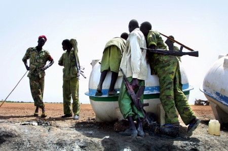 Lundin Oil kör skytteltrafik i april 2001 med vatten längs vägen som går från Bentiu ner genom oljeområdet. Transporten vaktas av regeringstrupper.