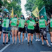 Argentinska Amnestymedlemmar i en manifestation för aborträtten i Buenos Aires i december 2020.