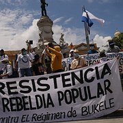 I september hölls den hittills största demonstrationen mot president Nayib Bukele i El Salvadors huvudstad San Salvador. Kritiker menar att regeringen genomfört flera förändringar i auktoritär riktning, som bland annat banar väg för att presidenten ska kunna sitta kvar efter nästa val.