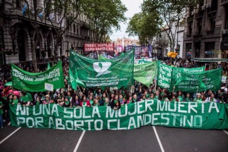 Flera års kampanj gav resultat: ”Inte enda kvinna ska dö i hemliga aborter”. Manifestation i Argentinas huvudstad Buenos Aires.