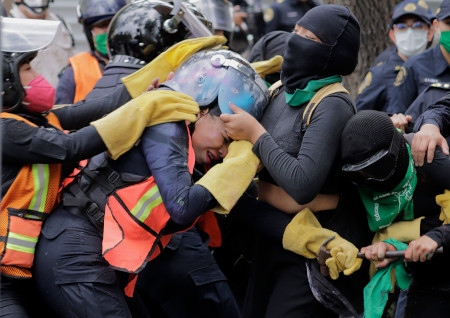 Svarta blocket drabbar samman med poliser i Mexico City den 28 september. 