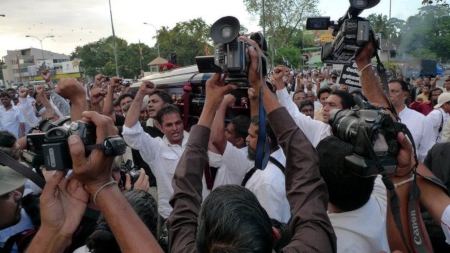 Lasantha Wickrematunges kista bärs till begravningsplatsen av kollegor i Colombo i januari 2009.