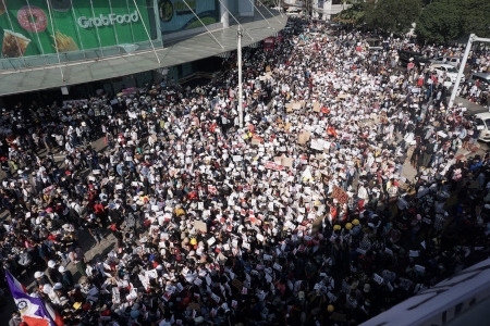 Protest den 9 februari i Myanmars största stad Yangon (Rangoon) mot militärkuppen. Protesterna slogs ned med våld och över 1 200 personer beräknas ha dödats.