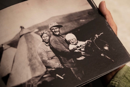 Uppslag ur boken, på bilden är Klemmet Israelsson, Sara-Helen Persson och Nils-Teodor Israelsson, Skovliefjället.