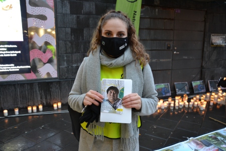Lisa Gauffin Dahlin är en av dem som hjälper till att samla in namnunderskrifter i Amnestys kampanj ”Skriv för frihet”.