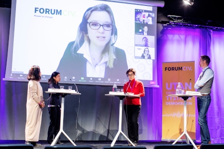 Panelen: Moderatorn Claudia Arenas, Yuko Sato. Helena Bjuremalm och Anders Pettersson. På skärmen Ksenija Paksina.