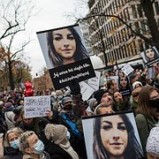 Vid demonstrationen i Warszawa den 6 november bar många porträtt av 30-åriga Iza som dog i staden Pszczyna.