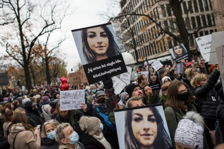 Vid demonstrationen i Warszawa den 6 november bar många porträtt av 30-åriga Iza som dog i staden Pszczyna.