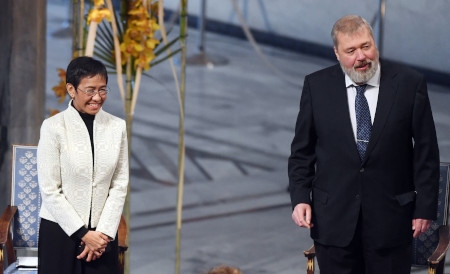 Maria Ressa och Dmitrij Muratov mottar Nobels fredspris vid en ceremoni i Oslo den 10 december 2021.