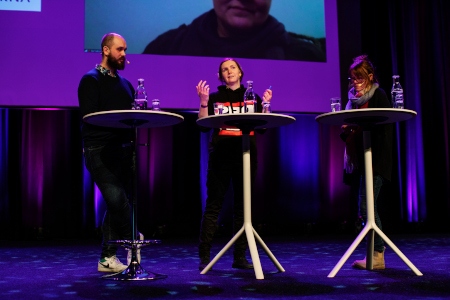 Mikołaj Czerwiński, Equal Treatment Coordinator på Amnesty International i Polen, Weronika Śmigielska, aborträttsaktivist från Kraków, och moderator Katarina Bergehed från svenska Amnesty. På skärmen i bakgrunden syns Elżbieta Podleśna. 