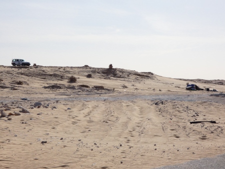En bil från Minurso, FN-missionen i Västsahara, till vänster och en postering från självständighetsrörelsen Polisario till höger. Bilden från södra Västsahara 2017.