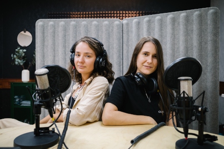 Olga Tjurakova och Sonja Grojsman var kollegor på den ”utländska agenten” The Project. Nu har de startat podden ”Hej! Du är en utländsk agent”. 