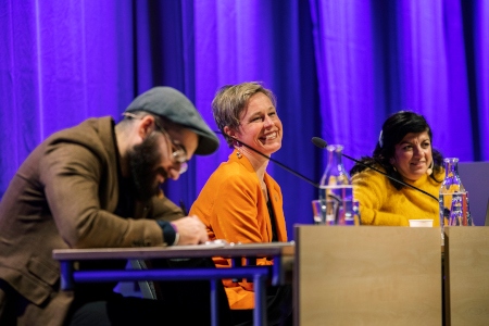  Inte bara allvar. Miran Kakaee, moderatorn Johanna Westeson och Hanin Shakrah vid Amnestys seminarium ”Att på jämlika villkor kunna delta i demokratin” på MR-dagarna.