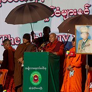Den nationalistiske buddistmunken Wirathu har lett hatkampanjer mot rohingyer. Facebook stängde av hans konto 2018. Han frigavs av militären i september efter att ha gripits 2020. Här talar han inför tusentals nationalister som den 14 oktober 2018 tågat i Yangon för att stödja militären.