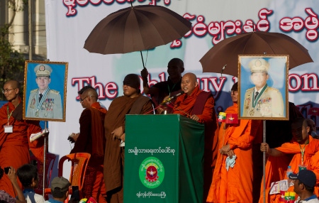 Den nationalistiske buddistmunken Wirathu har lett hatkampanjer mot rohingyer. Facebook stängde av hans konto 2018. Han frigavs av militären i september efter att ha gripits 2020. Här talar han inför tusentals nationalister som den 14 oktober 2018 tågat i Yangon för att stödja militären.