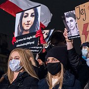 I Warszawa tågade tusentals personer den 6 november från Konstitutionsdomstolen till hälsovårdsdepartementet för att protestera mot att Iza dog när läkarna väntade på att fostrets hjärta skulle sluta slå och att det hade gått ett år sedan Konstitutionsdomstolens utslag som skärpte Polens abortlagar.