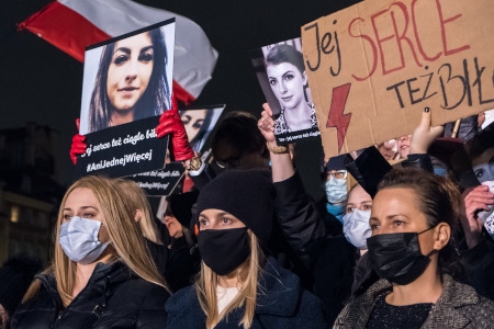 I Warszawa tågade tusentals personer den 6 november från Konstitutionsdomstolen till hälsovårdsdepartementet för att protestera mot att Iza dog när läkarna väntade på att fostrets hjärta skulle sluta slå och att det hade gått ett år sedan Konstitutionsdomstolens utslag som skärpte Polens abortlagar.
