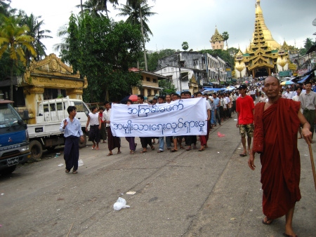 SAFFRANSREVOLUTIONEN. Ett demonstrationståg i september 2007 med Shwedagon-pagoden Rangoon i bakgrunden.