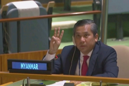 Myanmars FN-ambassadör Kyaw Moe Tun fick applåder när han i FN:s generalförsamling tog avstånd från kuppen. 