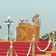 General Min Aung Hlaing övervakar den 27 mars den årliga militärparaden i  huvudstaden Naypyidaw för att fira Tatmadaw-dagen. De väpnade styrkornas dag firas för att uppmärksamma motståndet 1945 mot Japans ockupation. 