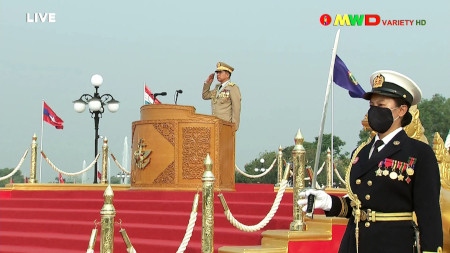 General Min Aung Hlaing övervakar den 27 mars den årliga militärparaden i huvudstaden Naypyidaw för att fira Tatmadaw-dagen. De väpnade styrkornas dag firas för att uppmärksamma motståndet 1945 mot Japans ockupation.