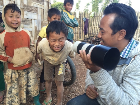 Han Thar (till höger) är en av Myanmars journalister som fängslats.