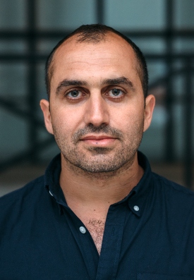 Regissören Hogir Hirori är född 1980 i Duhok i irakiska Kurdistan. 1999 kom han till Sverige som flykting. Han är verksam som fotograf, klippare och regissör och har tidigare gjort filmerna The Deminer (2017) och Flickan som räddade mitt liv (2016).