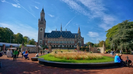 Fredspalatset i Haag i Nederländerna är ICJ:s säte.