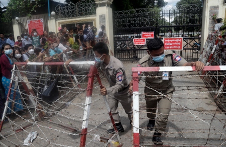 Anhöriga väntar 19 oktober utanför Insein-fängelset i Yangon (Rangoon) på frigivningar av fångar. Juntaledaren, general Min Aung Hlaing, hade meddelat att 5 000 fångar skulle friges. Det var oklart hur många som verkligen frigavs och 110 personer greps på nytt.