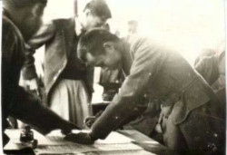General Aung San skriver under Panglong-avtalet i februari 1947.