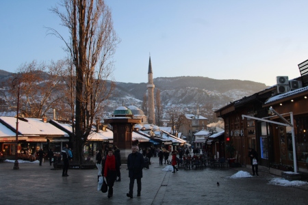 Sarajevo ligger i en gryta omringad av berg. Under belägringen besköts staden urskillningslöst från höjderna.