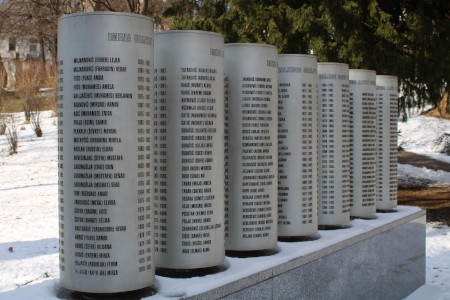 I Veliki-parken i centrala Sarajevo finns små pelare med namnen på barn som dödades under belägringen av Sarajevo.