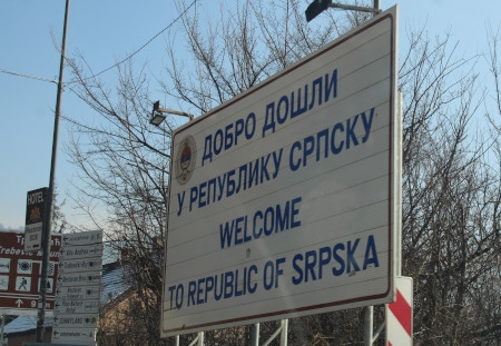 Skylt som markerar en gräns mellan Federationen och Republika Srpska.