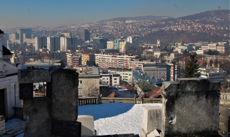 Under belägringen av Sarajevo besköt krypskyttar bland annat staden från den judiska kyrkogården.