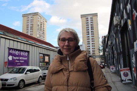44-åriga Anita Bajrami bodde i Sarajevo under den nästan fyraåriga belägringen. Hon var 14 år när den inleddes och 18 år när den upphörde. Flera av hennes vänner föll offer för krypskyttar och urskillningslösa bombningar.