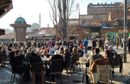 Kaféliv och avslappnad atmosfär i Sarajevo. Många bosnier är dock rädda att ett nytt krig kan bryta ut.