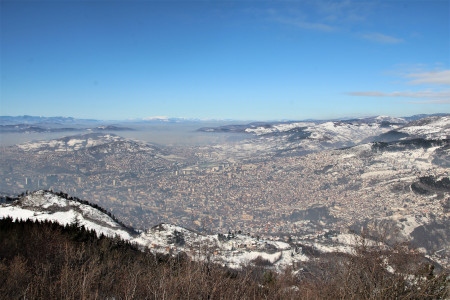 Vy över Sarajevo från Trebević-berget från en plats varifrån bosnienserbiska styrkor besköt staden under belägringen.