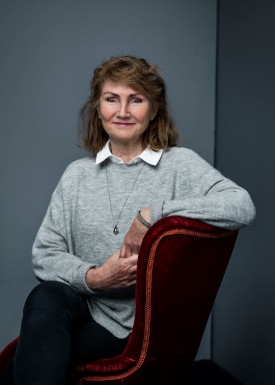 Anneli Rogeman berättar i sin debutbok ”Mönstersamhället” om Boliden där hon växte upp. Hon har tidigare varit kulturchef på Sveriges Television, redaktionschef på Svenska Dagbladet och chefredaktör på tidningen Vi. 