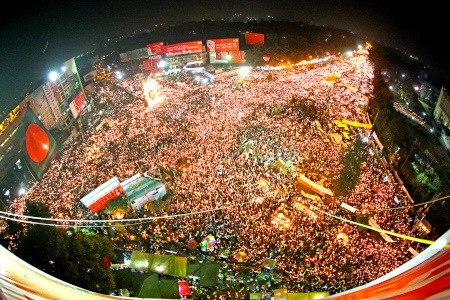 År 2013 hölls stora demonstrationer vid Shahbag i Dhaka för att kräva att Abdul Quader Molla skulle avrättas för brott under kriget 1971. Han dömdes till livstids fängelse för mord på 344 civila men straffet skärptes och den 12 december 2013 blev han den förste som hängdes efter att ha dömts av ICT.