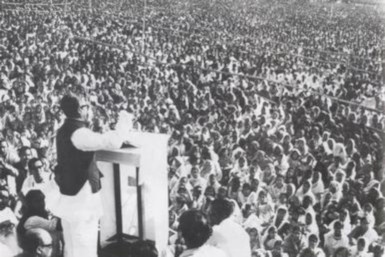  Mujibur Rahman talar inför en miljon människor på Res-Course-fältet i Dhaka den 7 mars 1971.