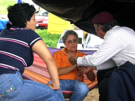 Många besökte Dora María när hon ensam hungerstrejkade i protest mot stängningen av partiet MRS 2008.
