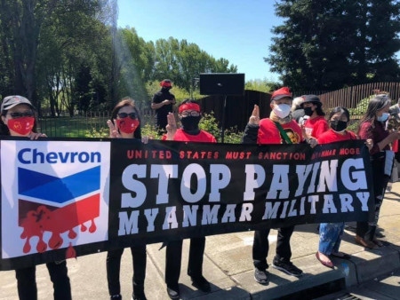 Protest i USA i april 2021 mot Chevrons verksamhet i Myanmar. Nu lämnar företaget Myanmar.