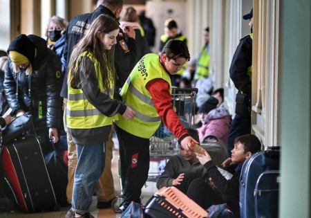 Den 7 mars rapporterades 1,7 miljon människor ha flytt från Ukraina. Här är det polska frivilliga som hjälper nyanlända på tågstationen Przemyśl vid gränsen till Ukraina.