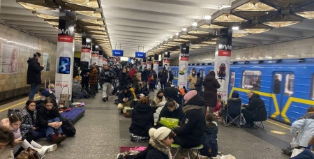 Invånare i Kiev har tagit skydd i huvudstadens tunnelbana den 25 februari.
