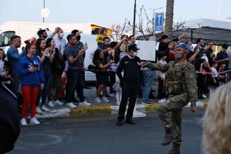Militärparad i hamnen i Kyrenia den 15 november 2022.