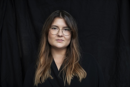 Ella-Maria Nutti, född 1995 i Gällivare. Hon studerar till psykolog på Umeå universitet. Tidigare har hon undervisat i samiska och studerat på Långholmens författarskola. ”Kaffe med mjölk” är hennes debutroman.