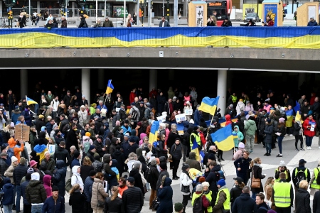 Hundratals personer slöt upp på Sergels torg den 26 mars för att visa stöd för Ukraina.