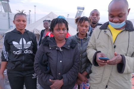 Frances, Refiatu, Mohamed, Patricia och Lucinda från Sierra Leone befinner sig sedan flera månader i Pournara-lägret.