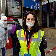 Valia och hennes 13-åriga son lyckades nyligen efter en svår resa ta sig från hemorten i centrala Ukraina till den slovakiska huvudstaden. I dag är hon en av de frivilligarbetare som hjälper till att ta emot de många nya ukrainska flyktingar som dagligen anländer till Bratislavas centralstation.